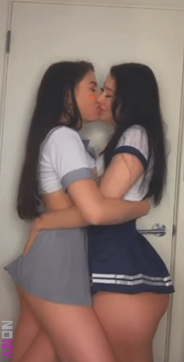 lesbians-kissing Archives - PornGifs.xxx
